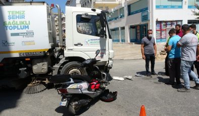 Motosiklet, belediyenin temizlik aracına çarptı: 1 yaralı