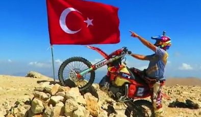 30 Ağustos’u 3 bin 24 rakımlı tepeye Türk bayrağı dikerek kutladı