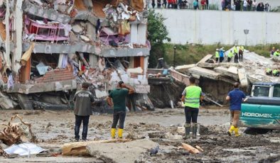 Kastamonu’nun İnebolu ilçesindeki sel felaketinde yıkılan bir binanın müteahhidi hakkında gözaltı kararı
