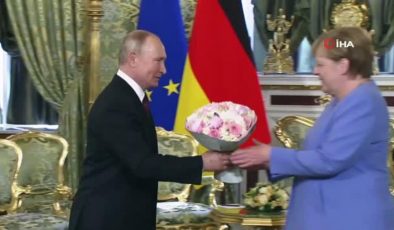 Putin, Merkel’le görüşmesine çiçekle geldi