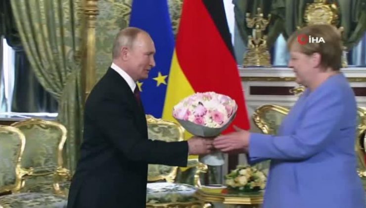 Putin, Merkel’le görüşmesine çiçekle geldi