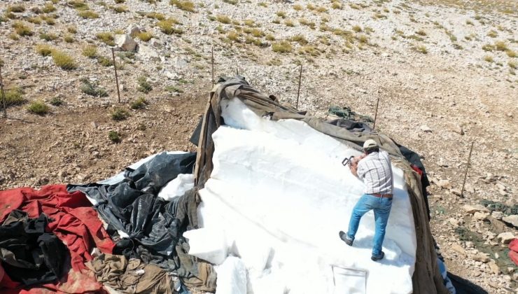 2 bin 500 rakımlı tepede erimeden bekleyen ‘kar dağları’ drone ile görüntülendi