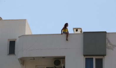Sevgilisinden ayrılan genç kız çatıya çıktı