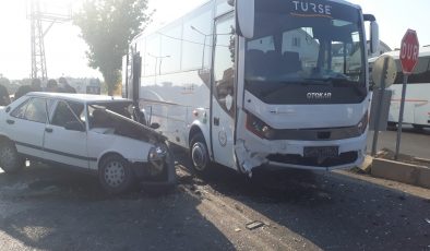 Otomobili ile midibüs kazasında 1 kişi yaralandı