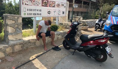 Alanya’da Rus turist, kiraladığı motosiklet ile patenli gence çarptı