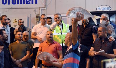 Sezonun ilk balık mezatı yapıldı, bir kasa Barbun bin TL’ye satıldı