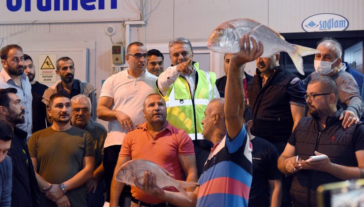 Sezonun ilk balık mezatı yapıldı, bir kasa Barbun bin TL’ye satıldı