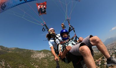 Alanya’da Kıbrıs Gazileri, yamaç paraşütüyle eski günlerine döndü