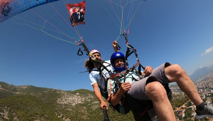 Alanya’da Kıbrıs Gazileri, yamaç paraşütüyle eski günlerine döndü