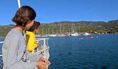 Türkiye’nin tekneyle tek okul servisinde kıskandıran eğitim yolculuğu