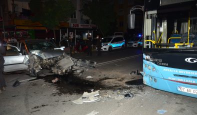 Park halindeki otobüse çarpan araç sürücüsü yaralandı