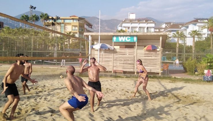 Alanya’da plaj voleybol turnuvasına büyük ilgi