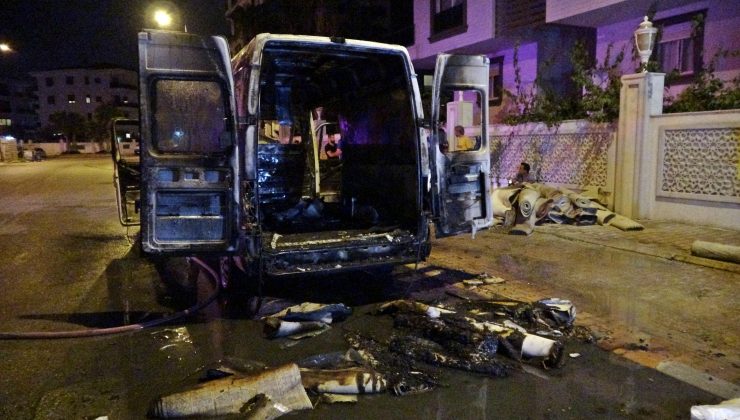 Halı yıkama firmasına ait minibüs ve içindeki halılar alev alev yandı