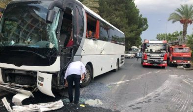 Alanya’da devrilen tırın dorsesi, son yolcusunu indiren tur otobüsüne çarptı