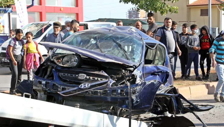 İki aracın hurdaya döndüğü kazada sürücülerden biri hayatını kaybetti