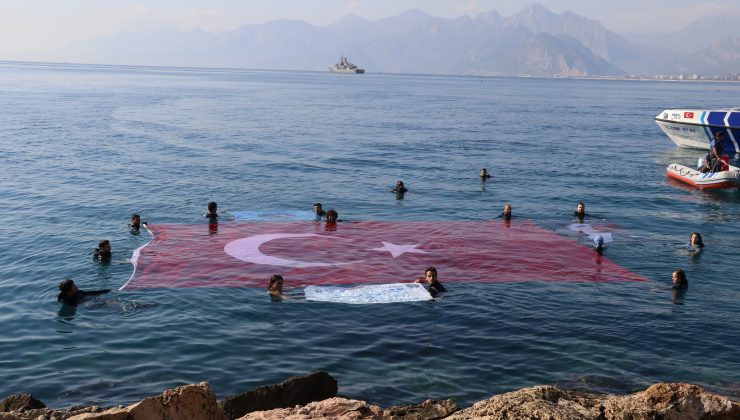 Cumhuriyetin 98. yılı için denizde dev Türk bayrağı açtılar