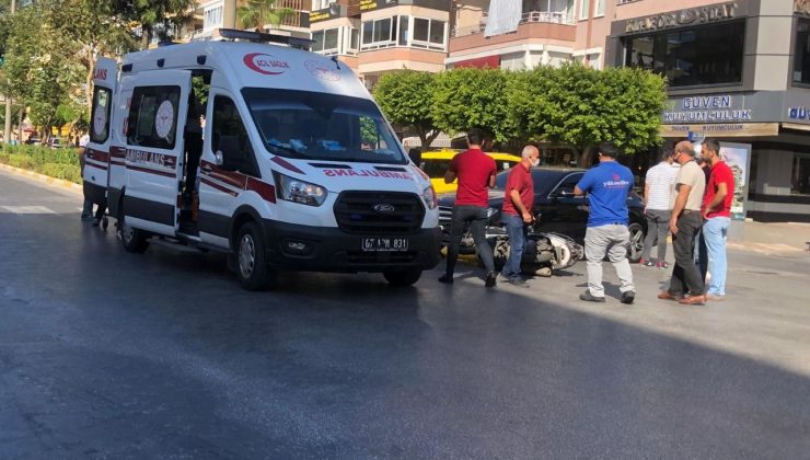Alanya’da motosiklet ve otomobil kafa kafaya çarpıştı