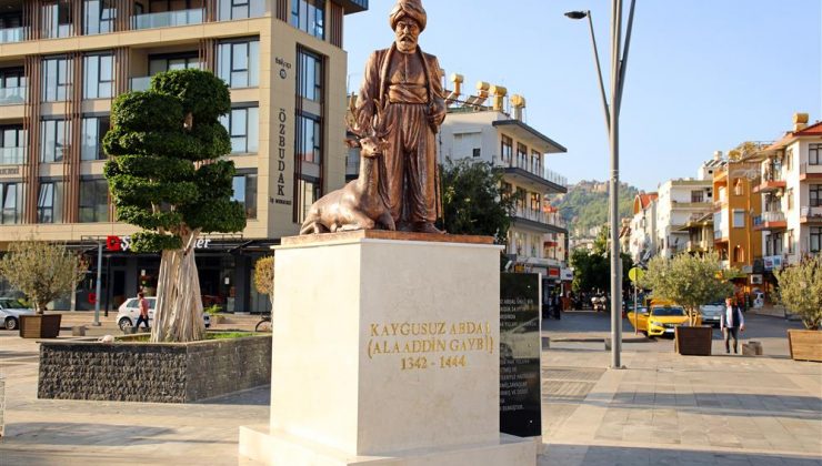 Alanya’nın Fethi’nin 800. yılında Kaygusuz Abdal heykeli Hacet Meydanı’na yerleştirildi