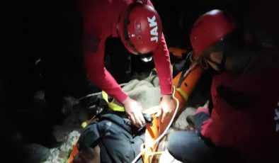Kayalıklarda mahsur kalan paraşütçüye filmleri aratmayan kurtarma operasyonu I VİDEO HABER