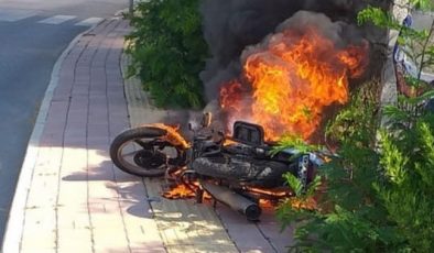 Alanya’da alev alan motosiklet korkuttu!