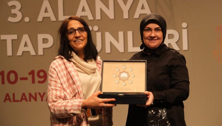 Prof. Dr. Aliye Mavili Aktaş Alanya Kitap Günleri’ne konuk oldu