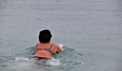 Hava sıcaklığının 15 derece olduğu kentte turistler sahile koştu