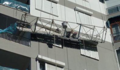 İskelede inşaat işçilerinin ölüm kalım mücadelesi kamerada