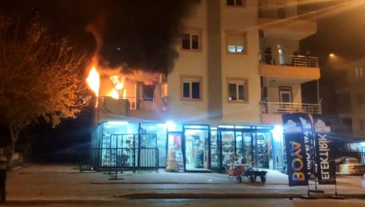 3 katlı apartmanda yangın paniği I VİDEO HABER