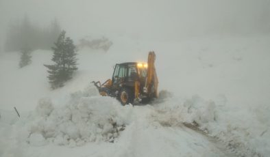 Karda mahsur kalanları belediye kurtardı