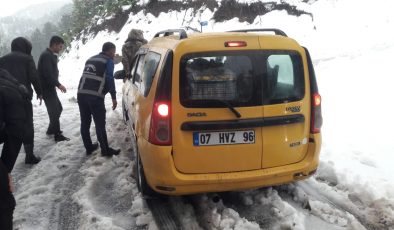 Karla kapanan yolları Antalya BŞB açıyor