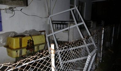 Şiddetli yağış ve fırtına evin balkonundaki PVC sistemini uçurdu