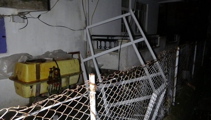 Şiddetli yağış ve fırtına evin balkonundaki PVC sistemini uçurdu