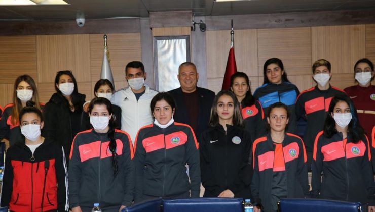 Mehmet Şahin’den kadın futbol takımına tam destek