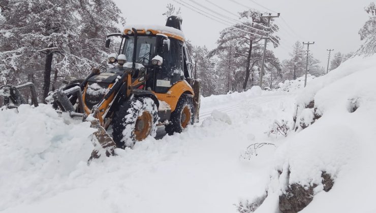 Alanya’da karla mücadele çalışması sürüyor