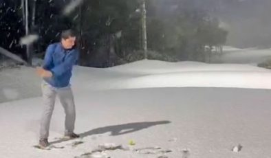 Karla kaplı sahada golf oynadı