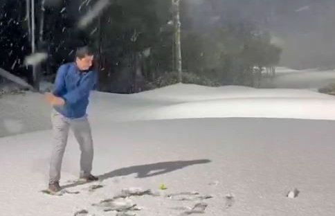 Karla kaplı sahada golf oynadı