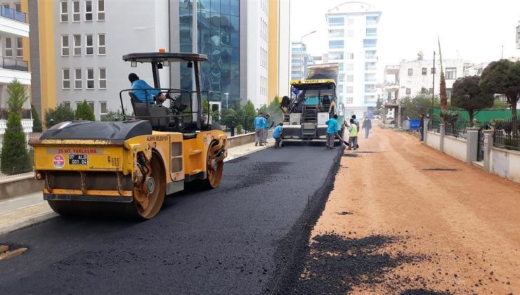 Sıcak asfalt çalışması Mahmutlar Mahallesi’nde devam ediyor