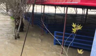 Irmak kenarındaki restoran su altında kaldı