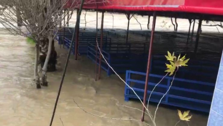 Irmak kenarındaki restoran su altında kaldı