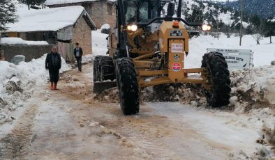 Kardan kapalı olan kırsal mahalle yollarında karla mücadele