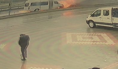 Tur minibüsü alev alev yandı, turistler canlarını zor kurtardı