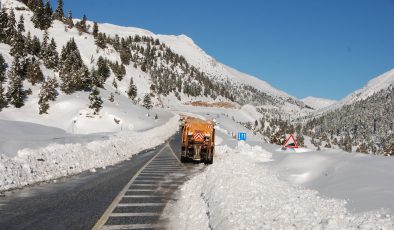 Kar temizleme çalışmalarında 2 metrelik kar dağları oluştu
