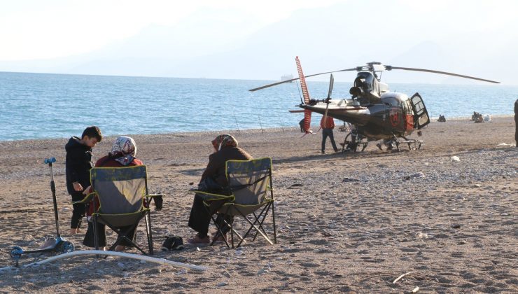 Plaja helikopter indi, tatilciler şok oldu