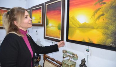 Sarı renk hayranı ressam 37. kişisel sergisinin kapılarını açtı