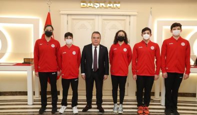 Başkan Böcek, Antalyaspor Yüzme Takımı’nı ağırladı