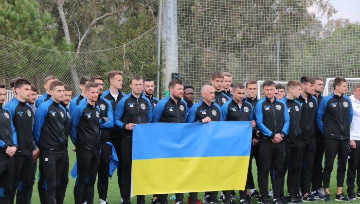 Antalya’da kamp yapan Ukraynalı 7 takımın futbolcularından yeşil sahada ‘Savaşa hayır’ mesajı