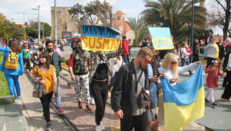 Antalya’da toplanan binlerce Ukraynalı Putin’i kınadı