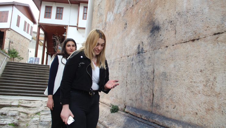 Bin 892 yıllık tarihi yapıya kuru boya döktüler