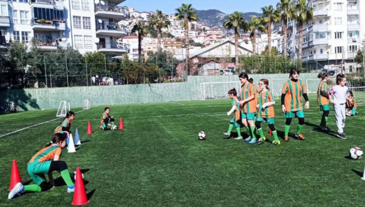 Alanyaspor Kız Futbol Okulu çalışmalara başladı