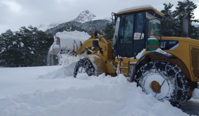 Alanya’da karla mücadele çalışmaları sürüyor